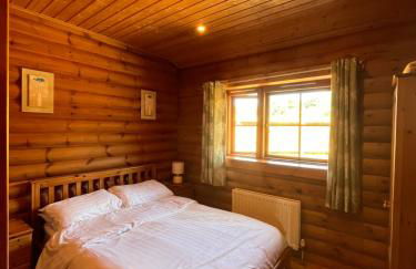 Beautiful 2 Bedroom Log Cabin With Private Hot Tub - Elm - Foto 3