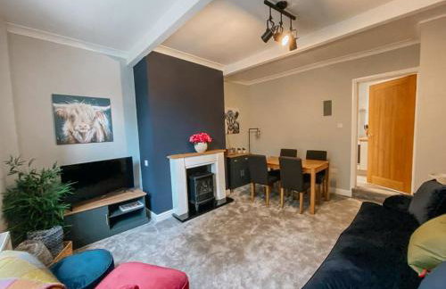 LITTLE RED HOLIDAY HOME - 2 Bed House with Free Parking within West Yorkshire, local access to the Peak District - Foto 1