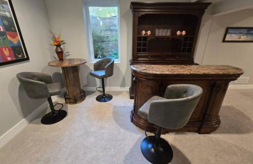 Luxury Downtown Cedar Falls Retreat - Pool Table - Outdoor Dining - Sleeps 12 - Foto 17