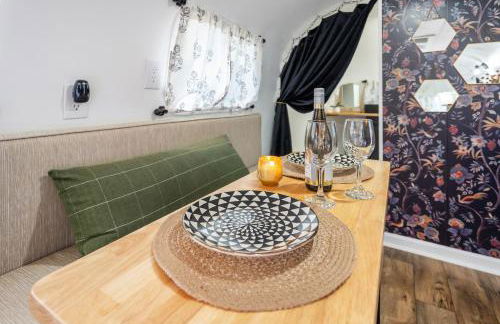 Flight of Fancy Vintage Airstream Rental - Foto 29