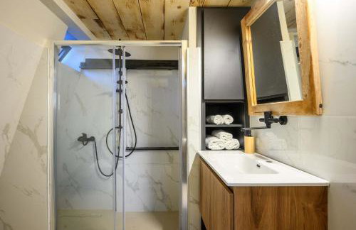 A-Home Villa, Private Pool & Jetted Tub Oasis - Photo 26