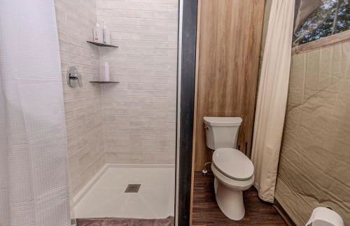 Secluded Glamping Tree Tent with Outdoor Soaking Tub & Private Pizza Oven Near Waterfalls, Zirconia, NC - Foto 14