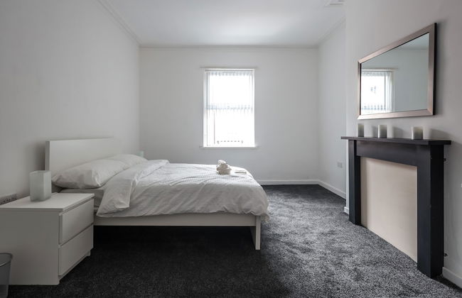 Spacious 4 Bed House in Birmingham, Suitable for Contractors - Photo 9