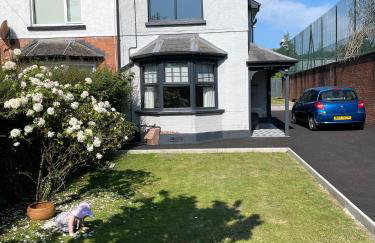 Cheerful 2 bed house on Causeway Coastal Route with parking - Foto 1