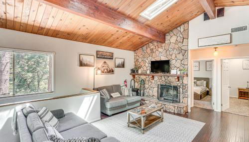 1 Mi to Lake Crestline Cabin with Deck and Gas Grill! - Foto 5