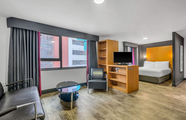 Roomzzz Leeds City West - Foto 7