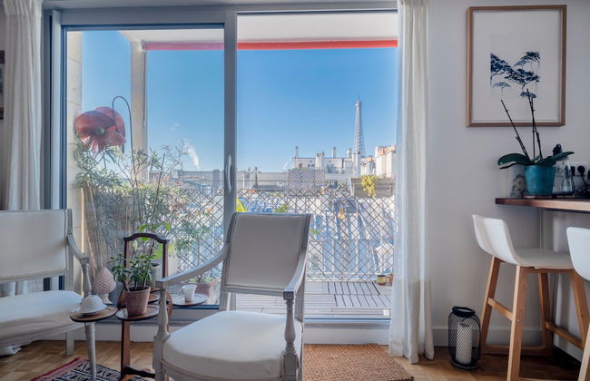 Eiffel Tower Design Residence - Photo 1