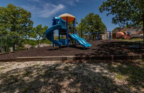 Cozy Lakeside Getaway - Outdoor Theater - Free Early Check-In- 4min to Silver Dollar City - Foto 23