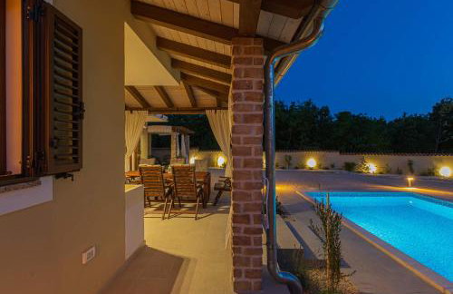 Villa David - luxurious secluded villa with a heated pool - Foto 24