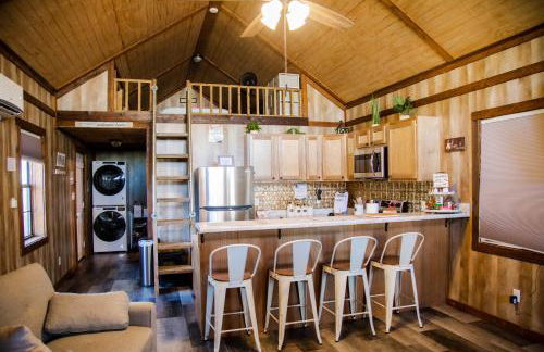 Rustic Chic Alabama Cabin w Loft Fire Pit Pet Friendly Fenced Yard Lake Guntersville - Coco Chateau - Foto 8