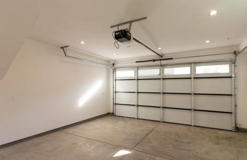 Modern Luxe Retreat Four-Bedroom - Photo 17