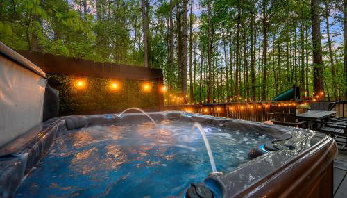 Hickory Bear - Cabin surrounded by pines, Sleeps 10, Hot Tub, Fire Pit, Arcade, Foosball Table & Deck Slide - Foto 4