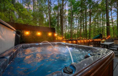 Hickory Bear - Cabin surrounded by pines, Sleeps 10, Hot Tub, Fire Pit, Arcade, Foosball Table & Deck Slide - Photo 4