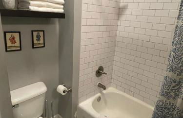 HISTORIC DOWNTOWN KING BED COTTAGE- PARKING and PATIO - Foto 12