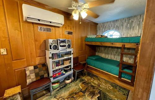 Two-Story Cabin Rental for Large Groups along Hamilton Creek in Marble Falls, Texas - Foto 16