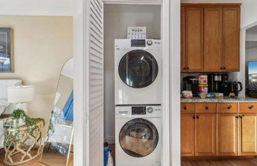 Entire Private Home with 3 Bedrooms, Gated Yard, Parking, King Bed, Available Now - Foto 17