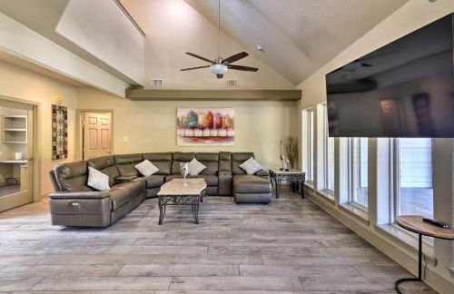 Waterfront Family Home with Patio in Hitchcock - Foto 2