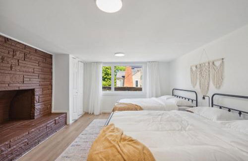 Spacious 5B2B home 5 min to airport with AC, Game Room, WiFi, Parking - Photo 23