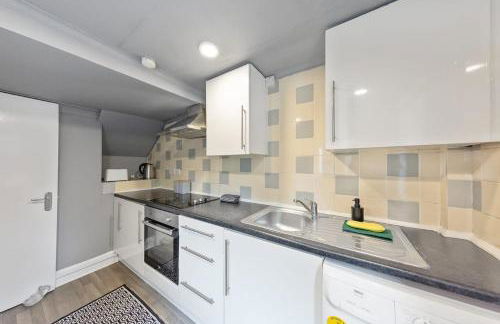 Charming 1 Bedroom Flat in Windmill with Parking - Foto 9