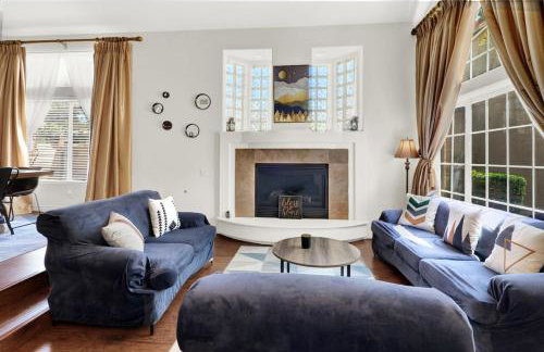 Tropical 4BR Oasis with Pool and Jacuzzi Near Strip - Photo 8