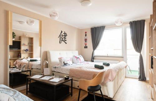 - Zen Haven Luxurious 3-Room Japanese-Themed Apartment with King-Size Beds, Balcony, Bamboo Accents, Entertainment Galore & Private Parking - Near Airport & Train Station - - Photo 1