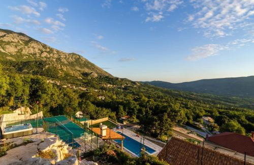 Villa Falcon Rook - Four-Bedroom Villa with Terrace and Swimming Pool - Photo 100