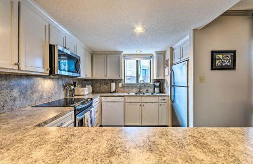 Single-Story Fairfield Bay Condo with Deck! - Foto 12