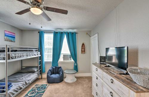 Walk to Beach Breezy Galveston Apt with Deck! - Foto 20