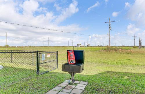 Walk to Shore Crystal Beach Escape with Deck and Bar! - Foto 34