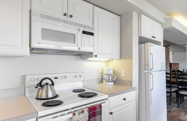 Private Beach Access + Water Views! Sleeps 18, Historic 6bdr Farmhouse w/ Deck - Foto 22