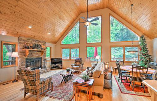 Andrews Cabin with Game Room and Covered Porch! - Foto 1