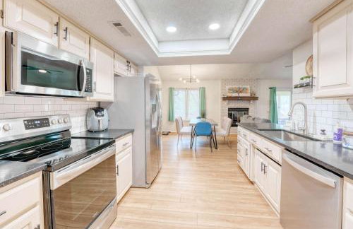 Modern Bentonville Retreat - Sleeps 6 Near Trails - Foto 5