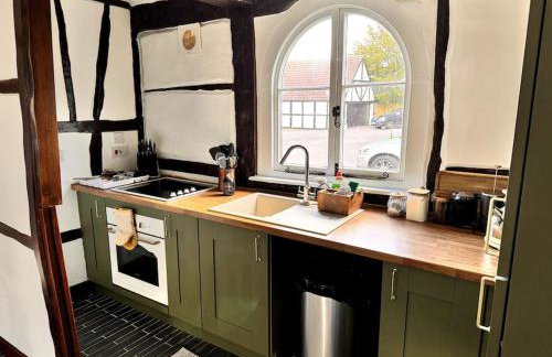 Stylish Tudor Cottage & Hot Tub - Photo 6