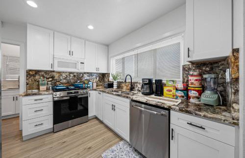 Entire Private Home with 4 Bedrooms 2 Bathrooms, Hot Tub, King Bed, 80 TV, Gated Yard, Ranch Style, Available Now - Foto 9