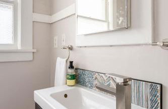 Stay Portland - PDX Art Deco Lounge - Local Eateries, Bars & Shops - Photo 16