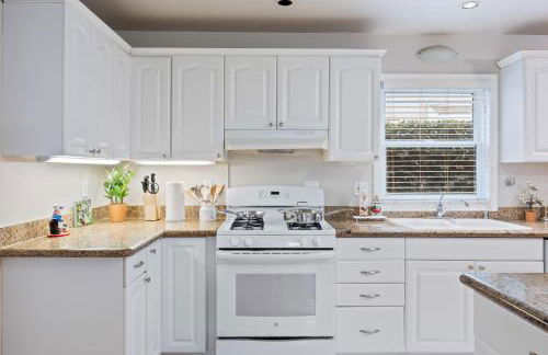 Midtown Apartment with Private Parking and King Bed - Foto 3