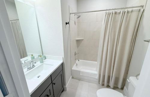 Luxury 5BR Retreat I Resort Access Near La Cantera - Foto 32