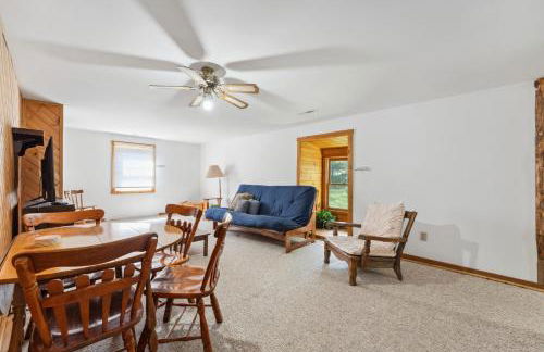 8BR 5BA Huge Dog Friendly Log Cabin near Wisconsin Dells and Lake sleeps 25plus - Foto 34
