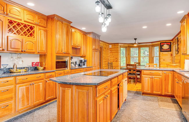 Spacious Belmont Home w/ Seasonal Pool & Grill - Foto 15