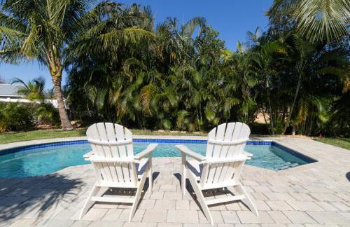 NEW Riverside Retreat with Pool - Foto 17