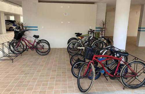 Apto com ar-cond e piscina a 100m mar praia da Enseada - Foto 40