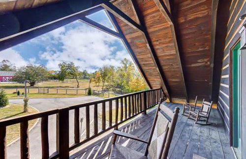 Large Log Cabin Chalet w/ Hot Tub - Horses & Lake! - Foto 50