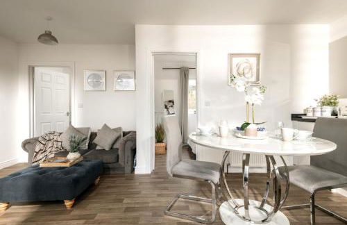 Dreamwood Retreat - Woodland Retreat with Private Hot Tub - Photo 4