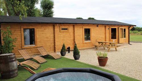 Stunning 5-Bed Cabin in Ashton Under Hill - Photo 2