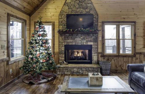 WolfCabin Lux Family Home, Fire Pit, Hot Tub, ADA ramp, ez paved rds - Foto 26