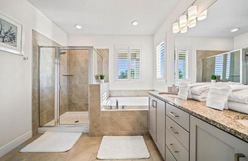 Epic Playhouse Getaway - Castle & Superhero Bunks Theater Private Pool No Rear Neighbors - Foto 10