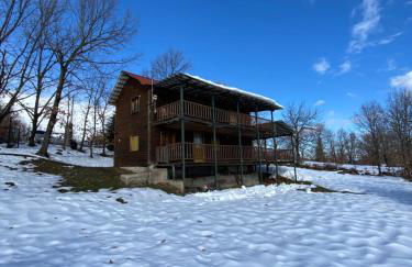 Traditional Wooden Apartment - Photo 2