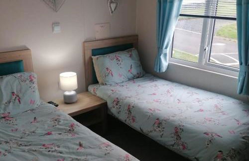 3-Bed Lodge with SeaView-Fireplace-Garden-FreeP - Photo 4