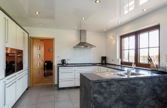 Spacious Holiday Home in the Ardennes with Sauna & Hot Tub - Photo 10