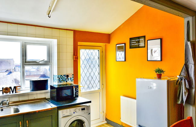 Captivating 3-bed House in Swansea Town Center - Photo 6